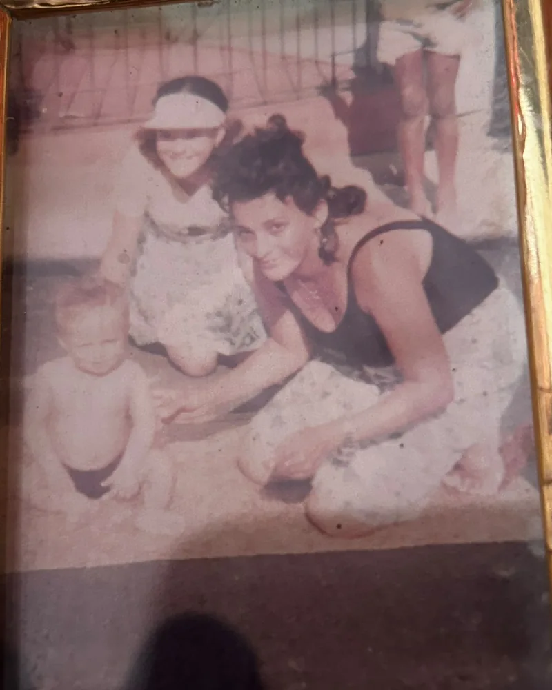 Registro de infância de Marcos Adriano com familiares