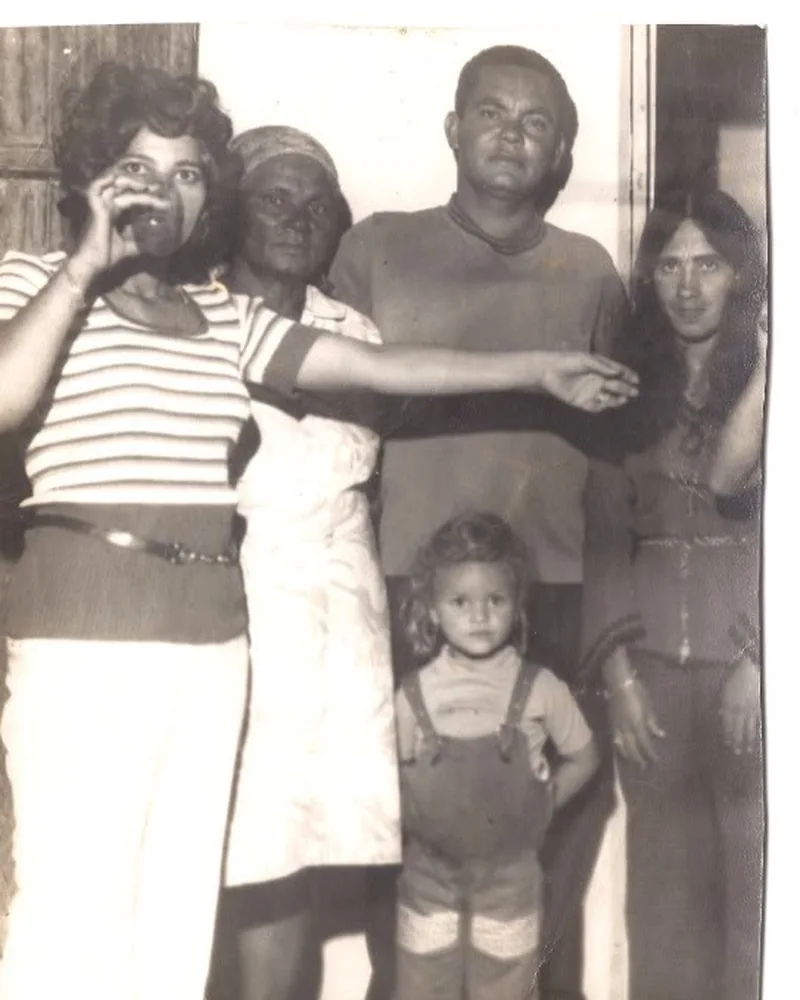 Família de Marcos Adriano reunida em um registro antigo