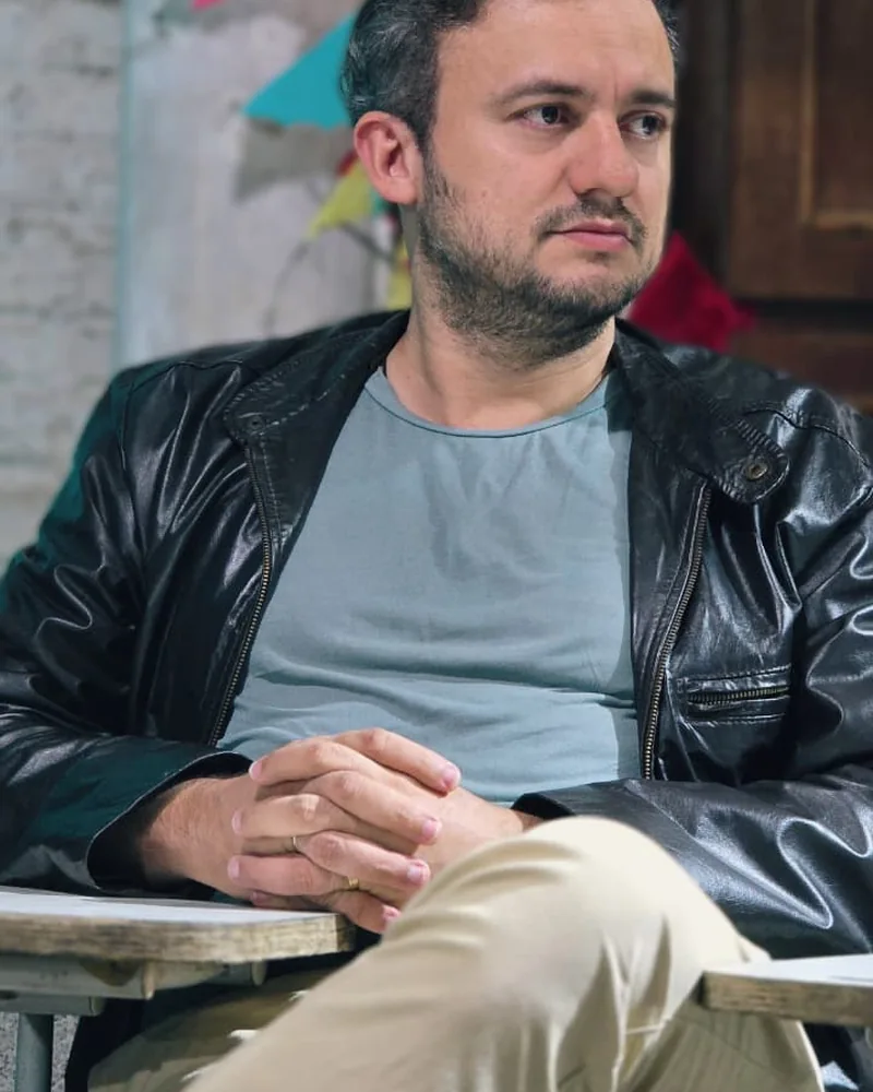Marcos Adriano sentado durante uma conversa