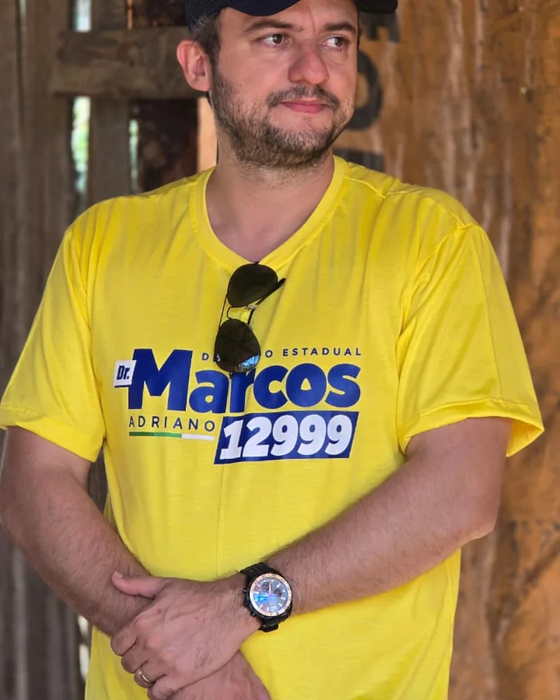 Marcos Adriano com a camisa amarela da campanha 12999